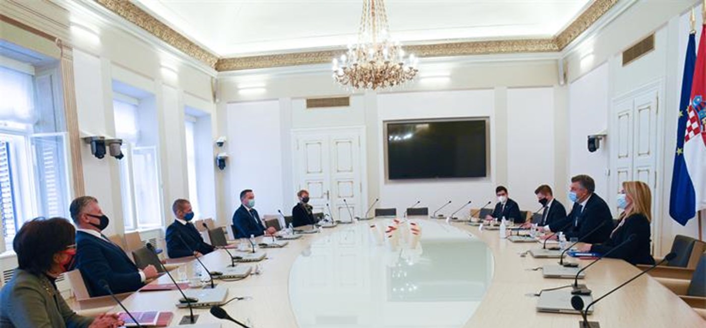 Predsjednik Vlade Plenković s predsjednikom Europske nogometne federacije Čeferinom